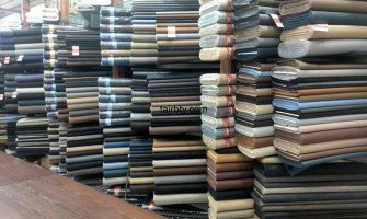 صناعة الأقمشة الرجالية: من الألياف إلى النسيج النهائي